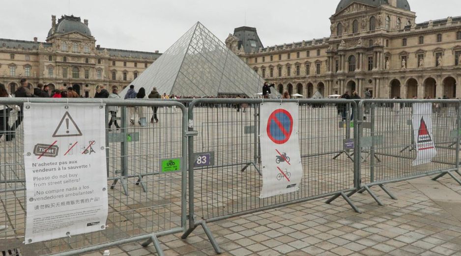 Las rejas en la Galería de Apolo volverán a colocarse antes de Navidad. EFE/E. Sapiña Manchard