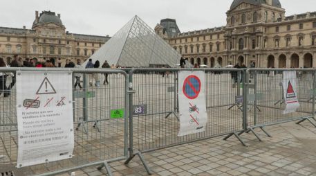 Las rejas en la Galería de Apolo volverán a colocarse antes de Navidad. EFE/E. Sapiña Manchard
