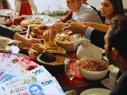 Si la celebración incluirá un regalo por persona, se estima que el gasto aumentará a un rango entre 500 y mil 500 pesos por presente. ESPECIAL / CANVA