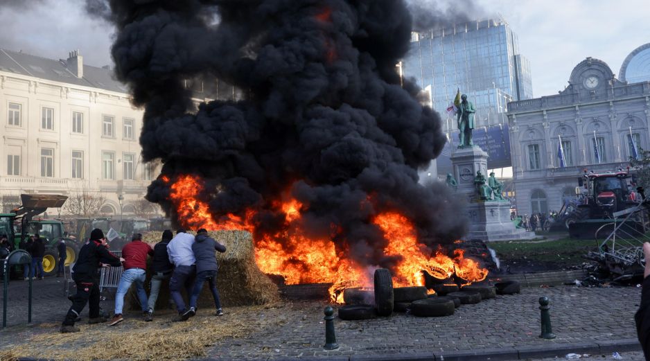 Los manifestantes llegaron al epicentro del barrio europeo con decenas de tractores y prendieron fuego a decenas de neumáticos. EFE/O. MATTHYS