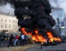 Los manifestantes llegaron al epicentro del barrio europeo con decenas de tractores y prendieron fuego a decenas de neumáticos. EFE/O. MATTHYS