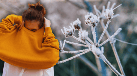 Es importante vestirse con varias capas de ropa que atrapen el calor, pero que ayuden a prevenir la sudoración, porque eso hará que se sienta más frío. ESPECIAL / CANVA