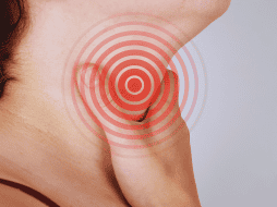 Entre los síntomas se encuentran el dolor al tragar, fiebre, tos, cefalea y cansancio. El origen de la enfermedad puede ser viral o bacteriano. ESPECIAL / CANVA