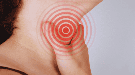 Entre los síntomas se encuentran el dolor al tragar, fiebre, tos, cefalea y cansancio. El origen de la enfermedad puede ser viral o bacteriano. ESPECIAL / CANVA