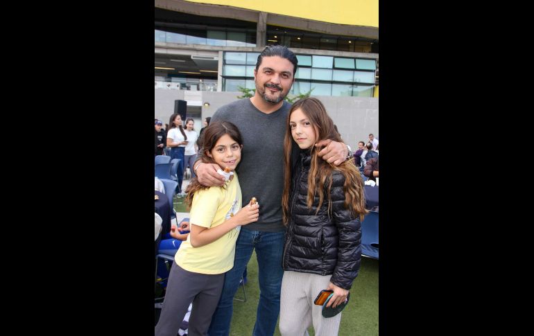 Poncho Hernández con María y Emilia Hernández. GENTE BIEN JALISCO / E. Escamilla