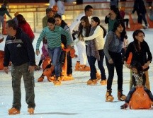 Las pistas de hielo navideñas en CDMX y Edomex combinan diversión, espíritu invernal y opciones accesibles para todas las edades. NOTIMEX/ARCHIVO