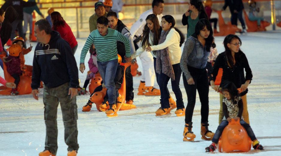 Las pistas de hielo navideñas en CDMX y Edomex combinan diversión, espíritu invernal y opciones accesibles para todas las edades. NOTIMEX/ARCHIVO