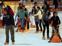 Las pistas de hielo navideñas en CDMX y Edomex combinan diversión, espíritu invernal y opciones accesibles para todas las edades. NOTIMEX/ARCHIVO