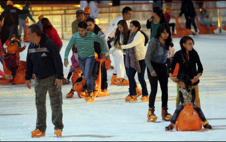 Las pistas de hielo navideñas en CDMX y Edomex combinan diversión, espíritu invernal y opciones accesibles para todas las edades. NOTIMEX/ARCHIVO