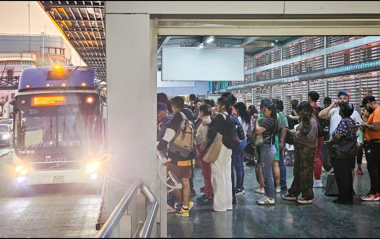 El profesor del Centro Universitario de Tonalá, Ulises Estrada, comentó que esta alza pegará un tercio de la población que actualmente se mueve en transporte público. EL INFORMADOR/ ARCHIVO