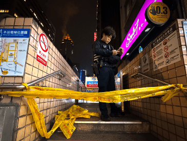 Una persona fue hallada sin signos vitales en el lugar del siniestro.EFE/EPA/R. B. Tongo