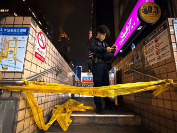 Una persona fue hallada sin signos vitales en el lugar del siniestro.EFE/EPA/R. B. Tongo