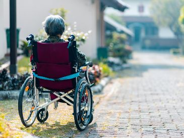 Al menos el 16 % de adultos mayores en el país están en una situación de abandono. UNSPLASH /  S. HWG