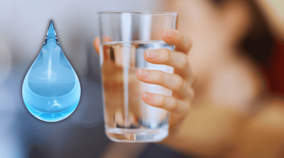 El agua constituye cerca de las dos terceras partes del peso del cuerpo humano, 65% dentro de las células y 35% en espacios extracelulares. ESPECIAL / CANVA