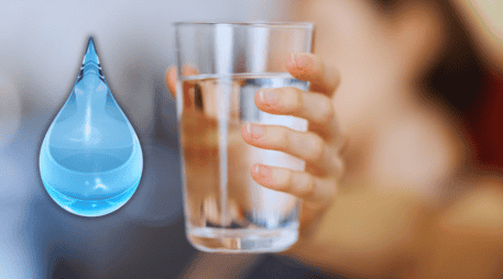El agua constituye cerca de las dos terceras partes del peso del cuerpo humano, 65% dentro de las células y 35% en espacios extracelulares. ESPECIAL / CANVA