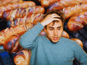 En "la lista completa" de alimentos que aumentan el riesgo de padecer cáncer aparecen el alcohol y la carne ultraprocesada. ESPECIAL / CANVA