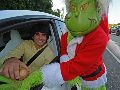 EL coronel retirado Lou Caputo inició una tradición hace 23 años cuando se disfrazó del Grinch. EFE / A. NEWMAN