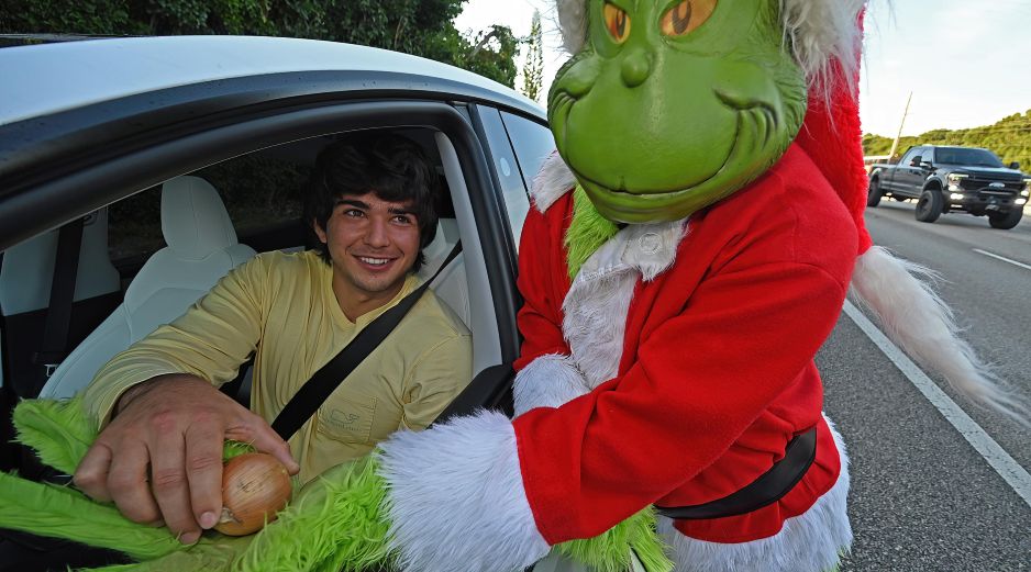 EL coronel retirado Lou Caputo inició una tradición hace 23 años cuando se disfrazó del Grinch. EFE / A. NEWMAN