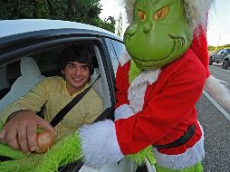 EL coronel retirado Lou Caputo inició una tradición hace 23 años cuando se disfrazó del Grinch. EFE / A. NEWMAN