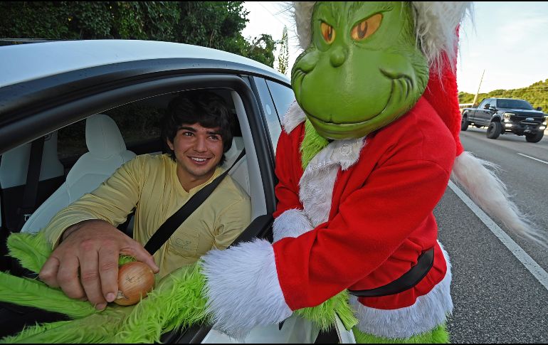 EL coronel retirado Lou Caputo inició una tradición hace 23 años cuando se disfrazó del Grinch. EFE / A. NEWMAN