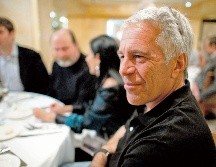 Jeffrey Epstein. En las fotografías, el magnate aparece encabezando cenas y fiestas, acompañado por menores de edad o víctimas de trata, cuyos rostros han sido censurados por la justicia de Estados Unidos. ESPECIAL