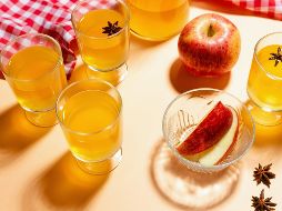 En las faldas de los volcanes Popocatépetl e Iztaccíhuatl nace la manzana, fruto que da identidad y trabajo al pueblo de Huejotzingo y que da origen a la tradicional bebida de las fiestas decembrinas, la sidra. ESPECIAL / CANVA