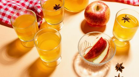 En las faldas de los volcanes Popocatépetl e Iztaccíhuatl nace la manzana, fruto que da identidad y trabajo al pueblo de Huejotzingo y que da origen a la tradicional bebida de las fiestas decembrinas, la sidra. ESPECIAL / CANVA