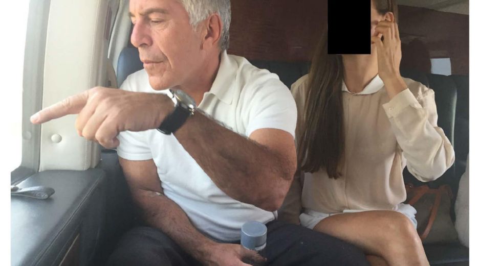 Fotografía sin fecha especificada que muestra a Epstein con una mujer. . EFE/ Departamento de Justicia de Estados Unidos (DOJ)