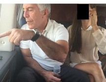 Fotografía sin fecha especificada que muestra a Epstein con una mujer. . EFE/ Departamento de Justicia de Estados Unidos (DOJ)