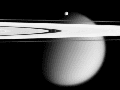 En la imagen, tomada por la nave espacial Cassini y proporcionada por la NASA el 12 de marzo de 2006, aparecen dos de las lunas de Saturno, la pequeña Epimeteo y Titán. AP/NASA