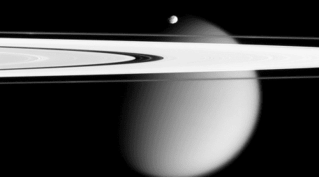 En la imagen, tomada por la nave espacial Cassini y proporcionada por la NASA el 12 de marzo de 2006, aparecen dos de las lunas de Saturno, la pequeña Epimeteo y Titán. AP/NASA