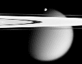 En la imagen, tomada por la nave espacial Cassini y proporcionada por la NASA el 12 de marzo de 2006, aparecen dos de las lunas de Saturno, la pequeña Epimeteo y Titán. AP/NASA