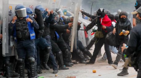 Policías son agredidos durante una manifestación por los 57 años de la matanza de Tlatelolco del 2 de octubre de 1968, en la Ciudad de México. EFE / ARCHIVO