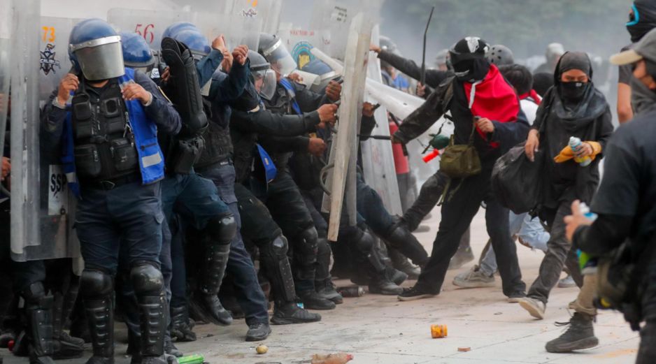 Policías son agredidos durante una manifestación por los 57 años de la matanza de Tlatelolco del 2 de octubre de 1968, en la Ciudad de México. EFE / ARCHIVO