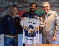 Juninho Vieira firmó su contrato acompañado por el presidente del Club Universidad Nacional, Luis Raúl González, y el vicepresidente deportivo, Antonio Sancho. X/ @PumasMX.