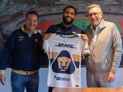 Juninho Vieira firmó su contrato acompañado por el presidente del Club Universidad Nacional, Luis Raúl González, y el vicepresidente deportivo, Antonio Sancho. X/ @PumasMX.