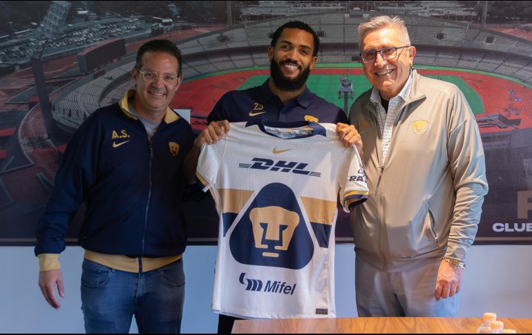 Juninho Vieira firmó su contrato acompañado por el presidente del Club Universidad Nacional, Luis Raúl González, y el vicepresidente deportivo, Antonio Sancho. X/ @PumasMX.