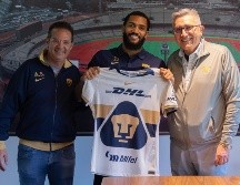 Juninho Vieira firmó su contrato acompañado por el presidente del Club Universidad Nacional, Luis Raúl González, y el vicepresidente deportivo, Antonio Sancho. X/ @PumasMX.