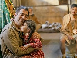 La imagen muestra al actor y comediante mexicano Omar Chaparro junto a la actriz infantil Mariana Calderón. CORTESÍA