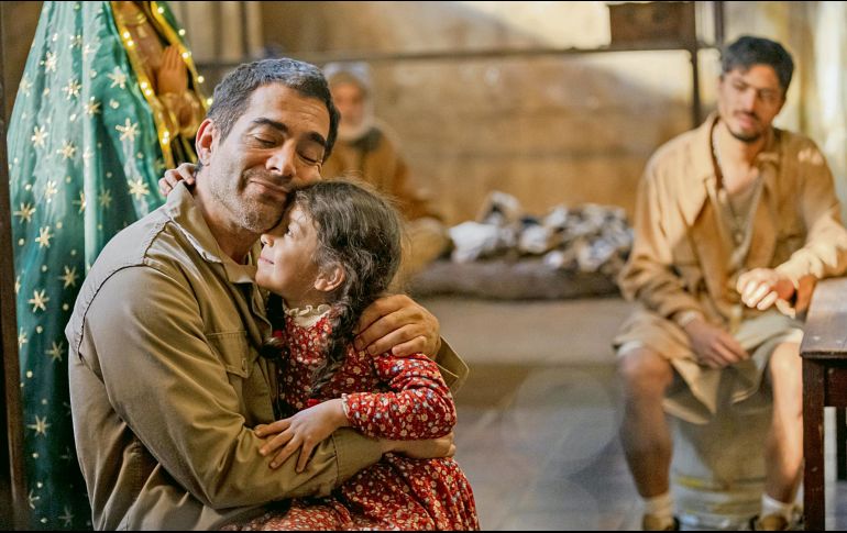 La imagen muestra al actor y comediante mexicano Omar Chaparro junto a la actriz infantil Mariana Calderón. CORTESÍA