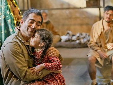 La imagen muestra al actor y comediante mexicano Omar Chaparro junto a la actriz infantil Mariana Calderón. CORTESÍA