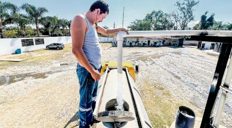 Pipas forman largas filas para abastecerse de agua, ante la saturación de pozos tras la entrada en vigor de la nueva Ley General de Aguas, lo que ha provocado retrasos en las entregas y afectaciones al servicio. EL INFORMADOR/A. Navarro
