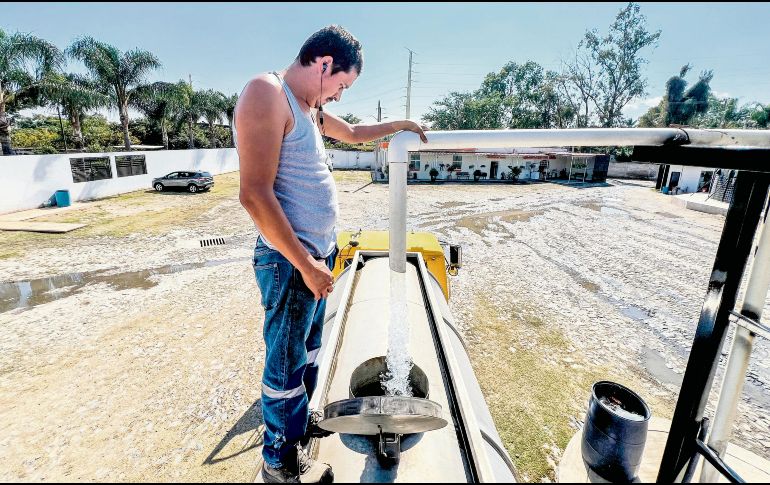 Pipas forman largas filas para abastecerse de agua, ante la saturación de pozos tras la entrada en vigor de la nueva Ley General de Aguas, lo que ha provocado retrasos en las entregas y afectaciones al servicio. EL INFORMADOR/A. Navarro