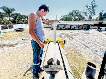Pipas forman largas filas para abastecerse de agua, ante la saturación de pozos tras la entrada en vigor de la nueva Ley General de Aguas, lo que ha provocado retrasos en las entregas y afectaciones al servicio. EL INFORMADOR/A. Navarro