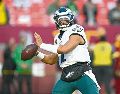 Jalen Hurts lució en los controles de Philadelphia con 185 yardas y 2 envíos de anotación. AFP