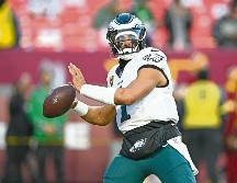 Jalen Hurts lució en los controles de Philadelphia con 185 yardas y 2 envíos de anotación. AFP