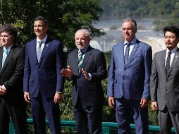 Los presidentes y representantes de Argentina, Paraguay, Panamá, Bolivia, Ecuador y Perú posan durante la cumbre del Mercosur en Foz de Iguazú, Brasil, tras firmar la declaración sobre Venezuela. EFE/J. Pino