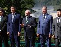 Los presidentes y representantes de Argentina, Paraguay, Panamá, Bolivia, Ecuador y Perú posan durante la cumbre del Mercosur en Foz de Iguazú, Brasil, tras firmar la declaración sobre Venezuela. EFE/J. Pino