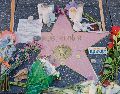 Un memorial improvisado con flores, velas y una carta fue colocado sobre la estrella de Rob Reiner en el Paseo de la Fama de Hollywood, días después de que el director estadounidense y su esposa fueran hallados muertos en su casa de Brentwood, California. AFP
