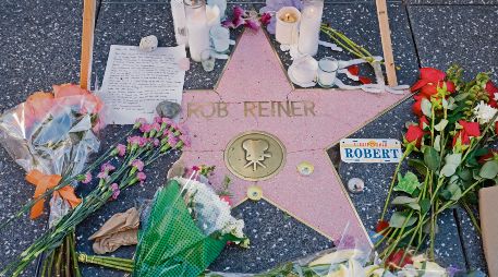 Un memorial improvisado con flores, velas y una carta fue colocado sobre la estrella de Rob Reiner en el Paseo de la Fama de Hollywood, días después de que el director estadounidense y su esposa fueran hallados muertos en su casa de Brentwood, California. AFP